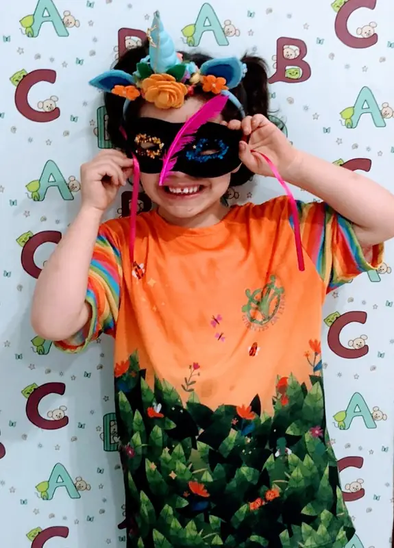 Aluna da Educação Infantil com máscara de Carnaval
