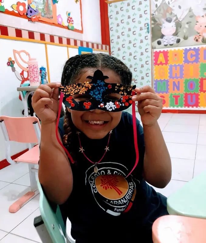 Aluna da Educação Infantil com máscara de Carnaval