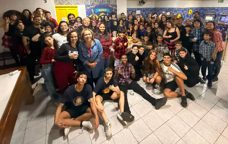 Alunos, famílias e equipe reunidos na festa junina