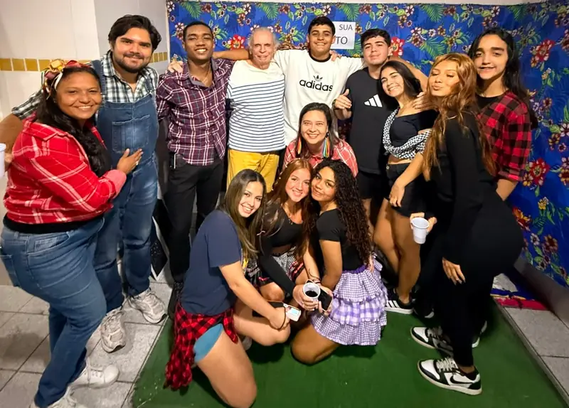 Alunos e equipe na festa junina do colégio