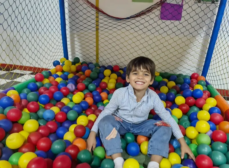 Aluno da Educação Infantil na piscina de bolinhas