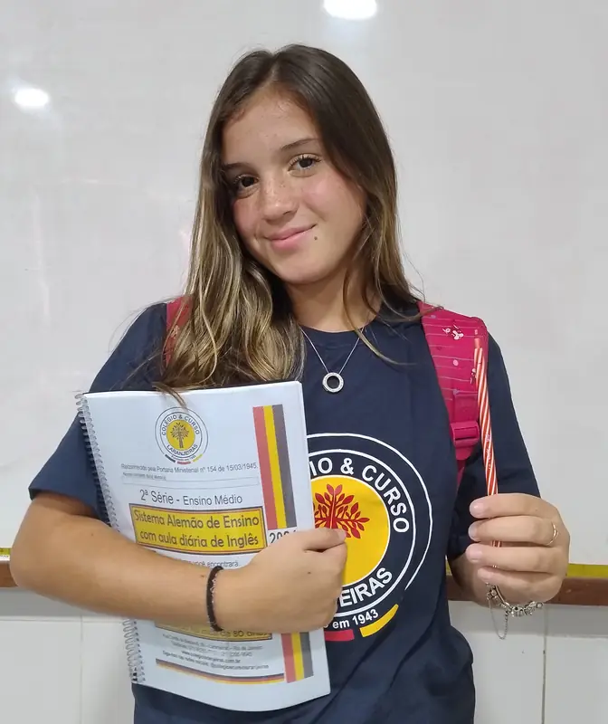 Aluna do Ensino Médio com a apostila do colégio