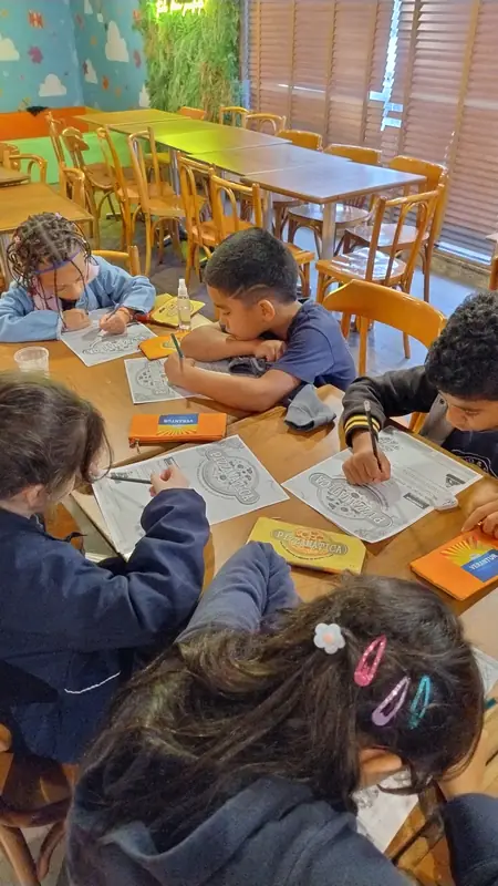 Alunos do Fundamental I em atividade de desenho