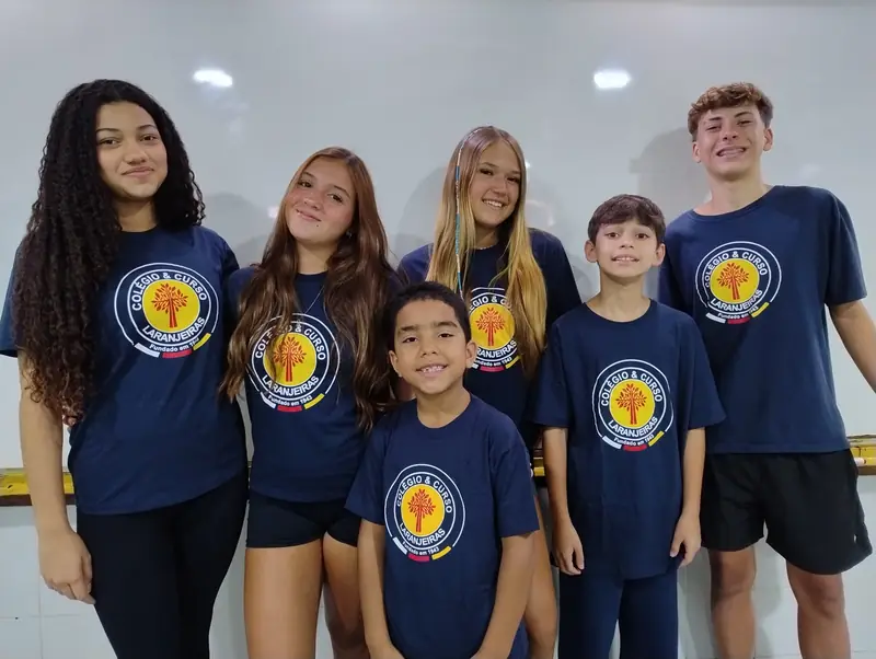 Alunos do Colégio Laranjeiras com o uniforme da escola