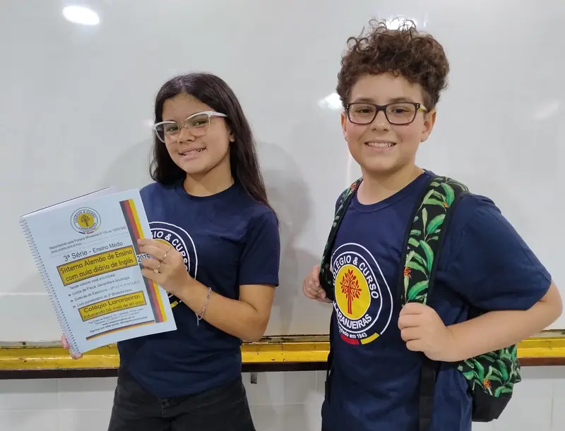 Alunos do Colégio Laranjeiras com material da escola